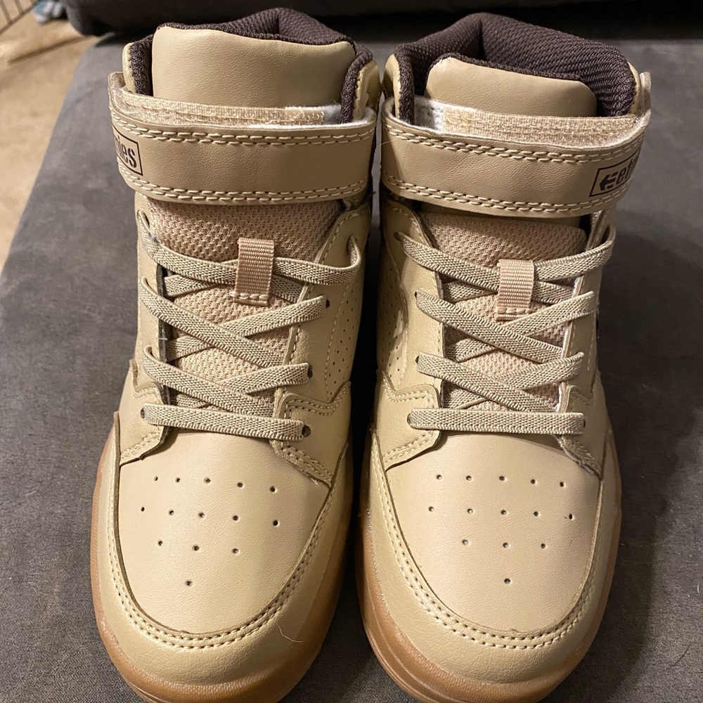 Kids Etnies tan high top shoes